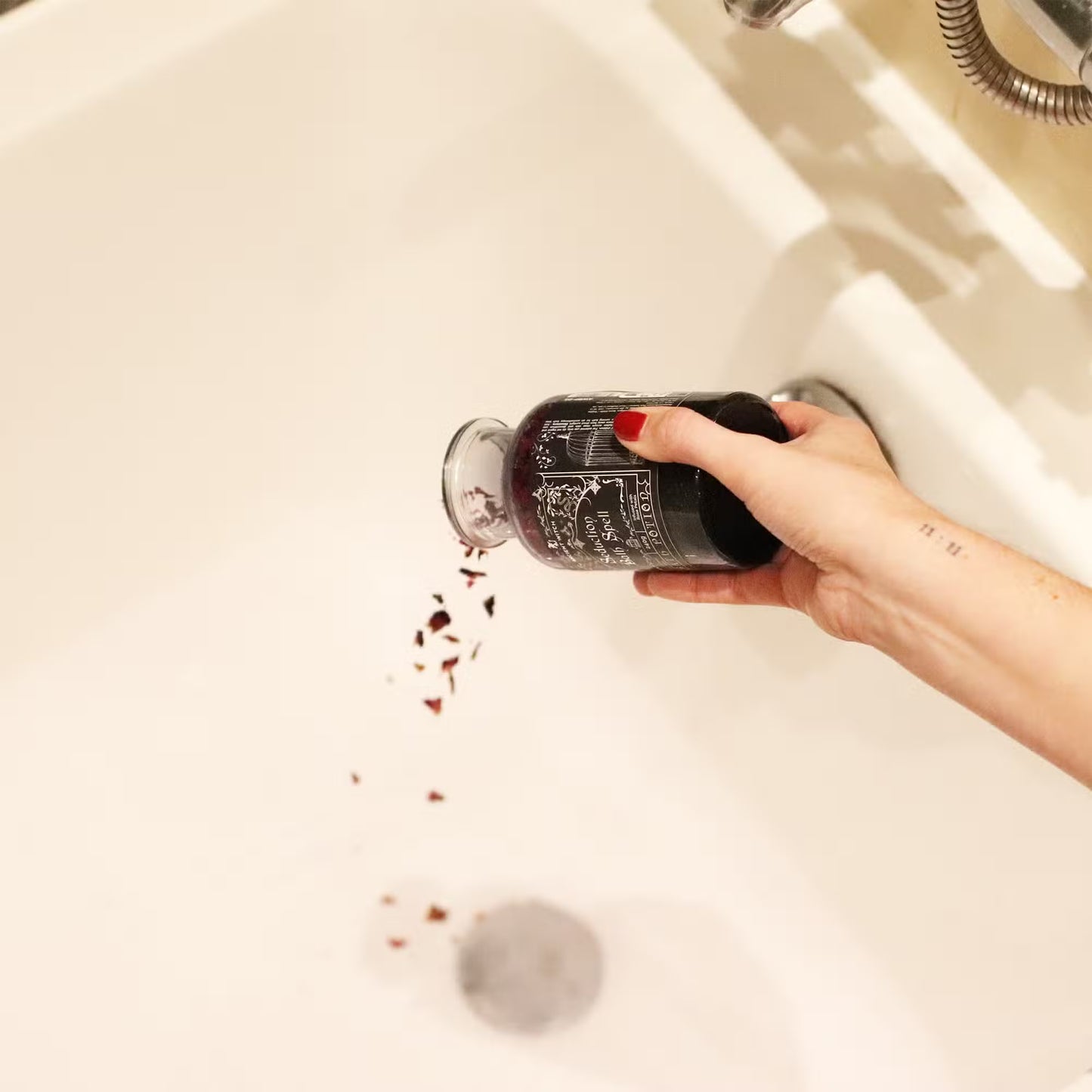 1x Ancient Witch Bath Spell Potion & Amethyst Crystal Amulet - Seduction