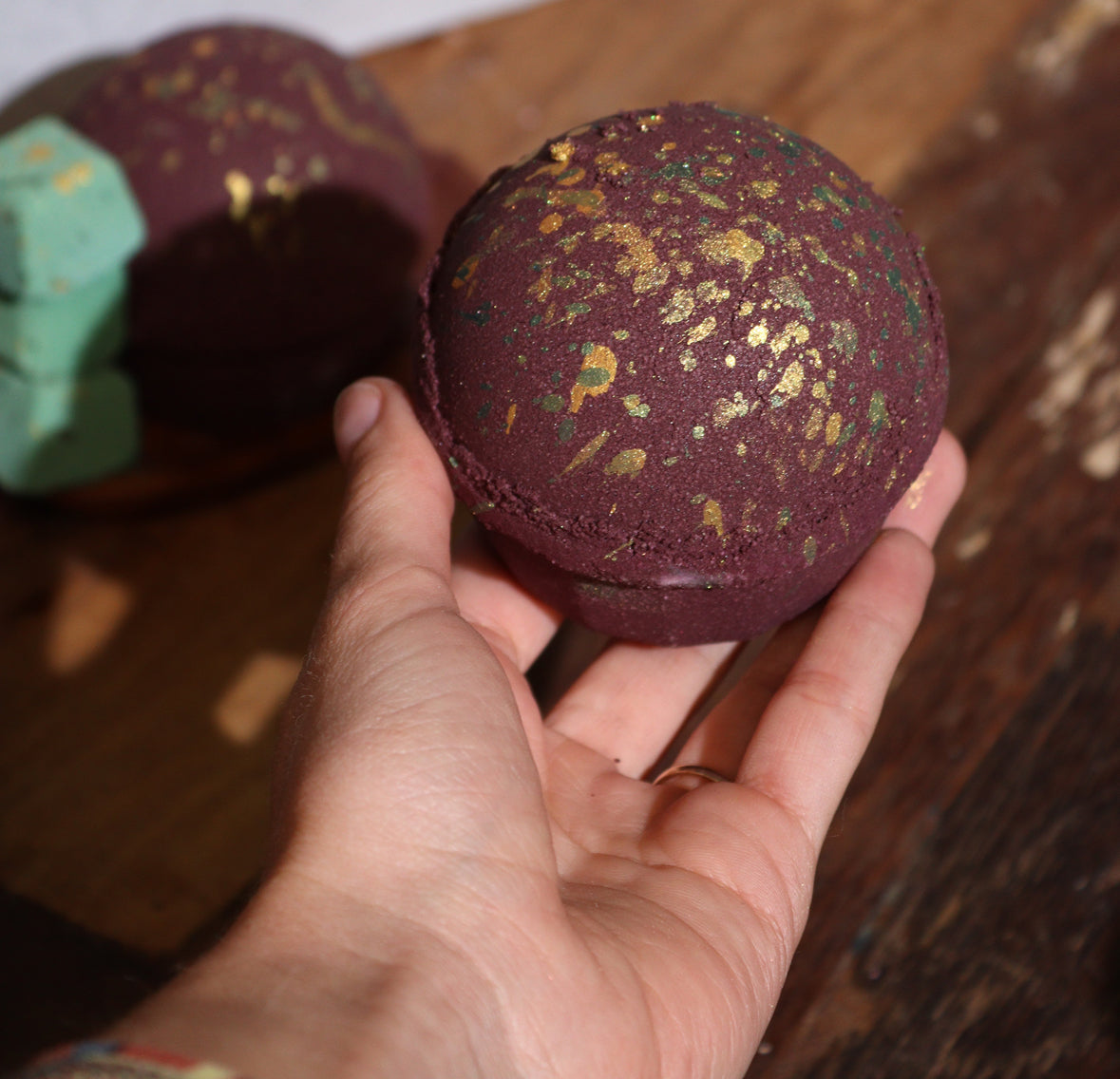 Dubai Bath Bomb - Emerald Oudh Truffle